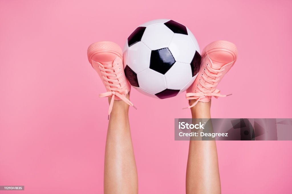 Foto de vista de imagen recortada de niña nice cool fit piernas delgadas delgadas comodidad acogedora zona calzado lifestyle resto relax fin de semana de pelota negro aislado sobre fondo rosa pastel blanco - Foto de stock de Fútbol libre de derechos