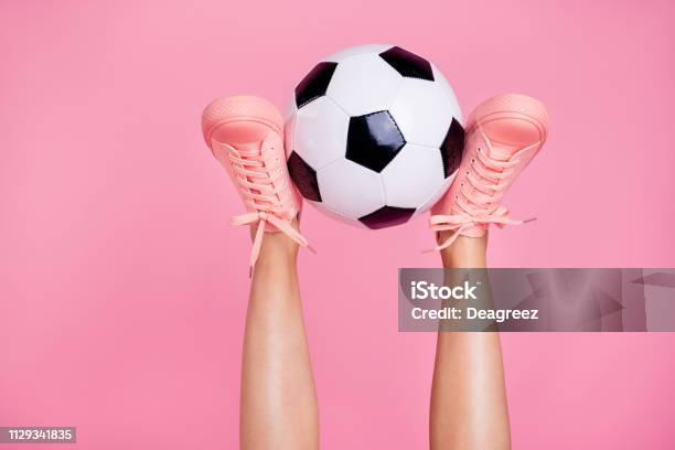 Foto De Vista De Imagen Recortada De Niña Nice Cool Fit Piernas Delgadas Delgadas Comodidad Acogedora Zona Calzado Lifestyle Resto Relax Fin De Semana De Pelota Negro Aislado Sobre Fondo Rosa Pastel Blanco Foto de stock y más banco de imágenes de Fútbol