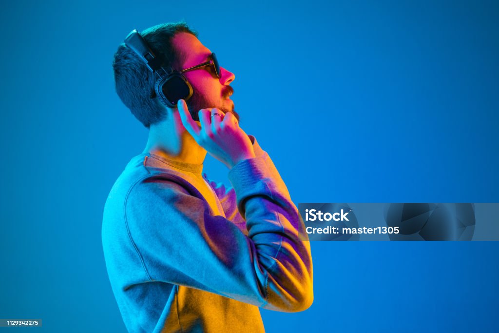 Godendo la sua musica preferita. - Foto stock royalty-free di Musica