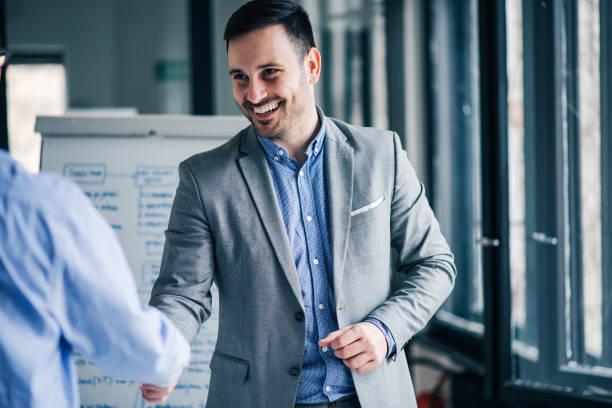 businessman welcoming his new business partner. - 4404 imagens e fotografias de stock