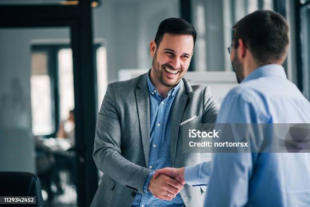 Porträt Der Fröhliche Junge Manager Handshake Mit Neuer Mitarbeiter Stockfoto und mehr Bilder von Geschäftsleben