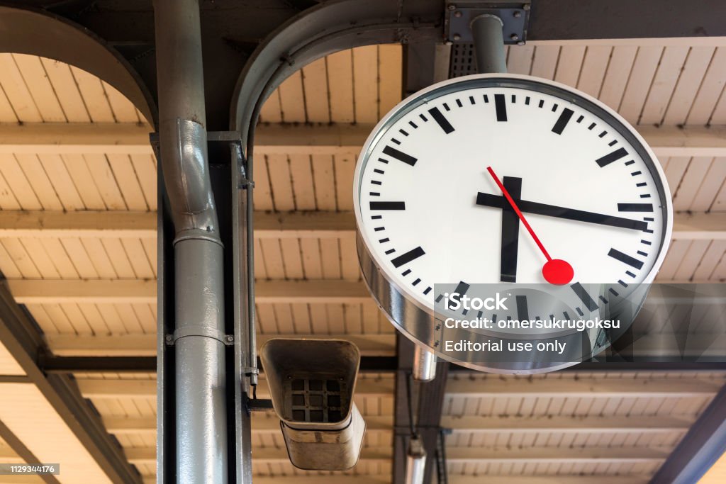Orologio Sospeso Alla Stazione Ferroviaria Di Ginevra Svizzera - Fotografie  stock e altre immagini di Orologio - iStock