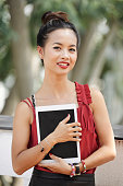 asiatische-frau-stehend-mit-tabletpc.jpg