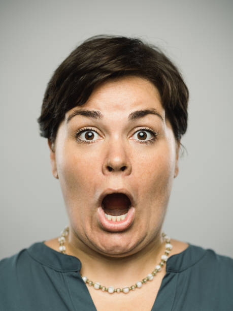 놀란된 표정으로 진짜 백인 성인 여자 - women screaming surprise fear 뉴스 사진 이미지