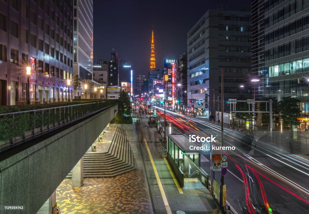 Night traffic at the entrance of Hamamatsucho Station before the World Trade Center Building and the street leading to the Tokyo Tower and Roppongi Hills. Haneda - Tokyo Stock Photo