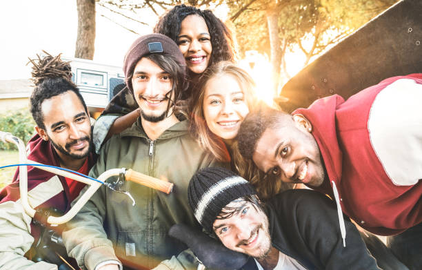 multirraciales mejores amigos teniendo selfie en skate bmx parque brillante caliente sol filtro de concurso - feliz concepto de juventud y amistad con los jóvenes milenarias divirtiéndose juntos en zona urbana de la ciudad- - bmx cycling cycling bicycle teenager fotografías e imágenes de stock