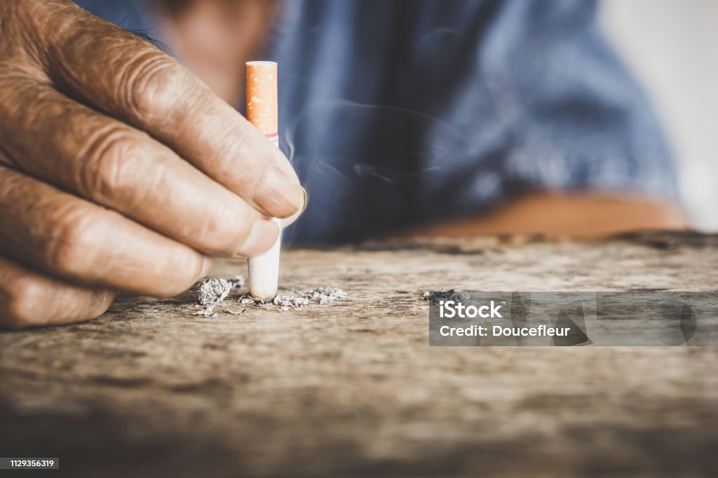 Alter Mann Hand mit Zigarette-Stop-Smoking-Konzept - Lizenzfrei Rauchen einstellen Stock-Foto