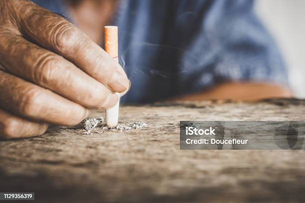 Alter Mann Hand Mit Zigarettestopsmokingkonzept Stockfoto und mehr Bilder von Rauchen einstellen - Rauchen einstellen, Thema Rauchen, Alter Erwachsener