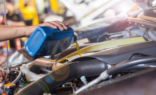 mechaniker bei der reparatur auto hingegen wechseln sie das öl in der nähe von selektiven fokus - car auto repair shop engine mechanic stock-fotos und bilder