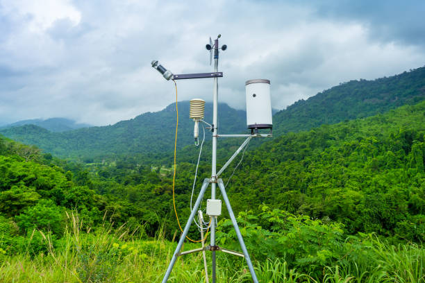 moderna estación solar accionado tiempo con anemómetros - barometer meteorology gauge forecasting fotografías e imágenes de stock