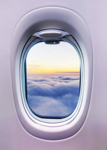 구름 위에서 석양의 창 볼 수 있는 비행기 내부. - window sun sunlight vertical 뉴스 사진 이미지