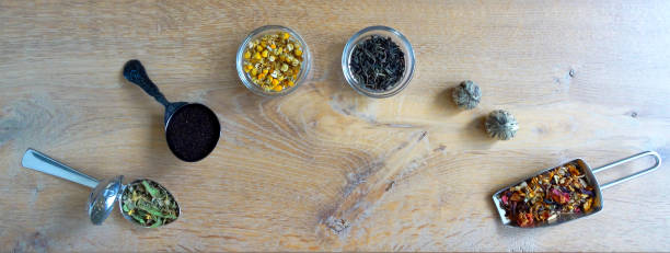tee-komposition mit sorten von tee und tee-blume an natürlichen hölzernen hintergrund - jasmine tea black tea tea drink stock-fotos und bilder