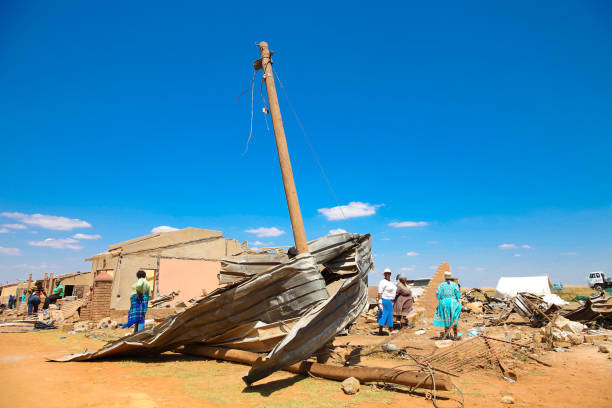 telhado, acondicionado em torno de um polo em township de áfrica do sul tornado danificados - tornado natural disaster damaged house - fotografias e filmes do acervo