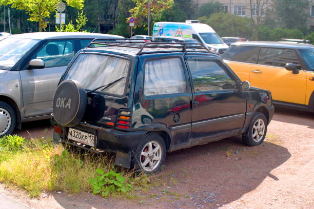 viejo coche soviética vaz-1111 con afinación en el estacionamiento. golondrina de etiqueta. vista trasera. - oka river fotografías e imágenes de stock