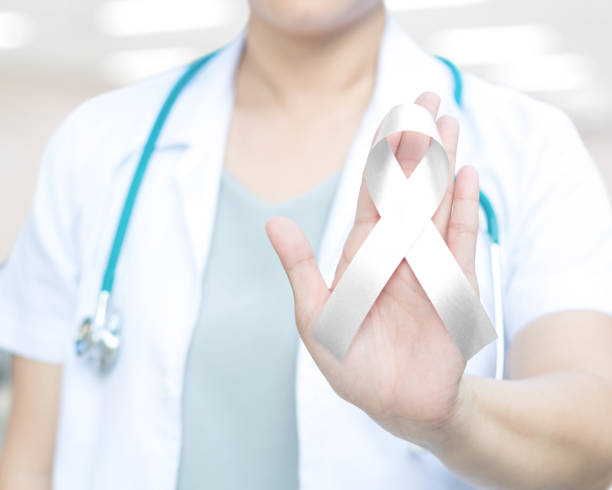 femme médecin en uniforme blanc avec conscience de ruban de perle blanc dans la main pour dating violence, emphysème, sensibilisation au cancer du poumon, maladie pulmonaire, mésothéliome, sclérose en plaques, cancer de rétinoblastome (œil) - ready to fight photos et images de collection