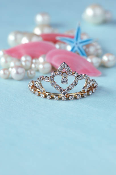 istock tiara and  shell （benigai and pearl) 1129377920