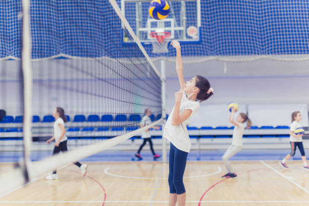 실내에서 운동 하는 여성 배구 팀 - volleyball child indoors sport 뉴스 사진 이미지
