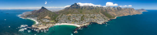 кейптаун панорама, кэмпс-бей, львиная голова, столовая гора, - lions head mountain стоковые фото и изображения