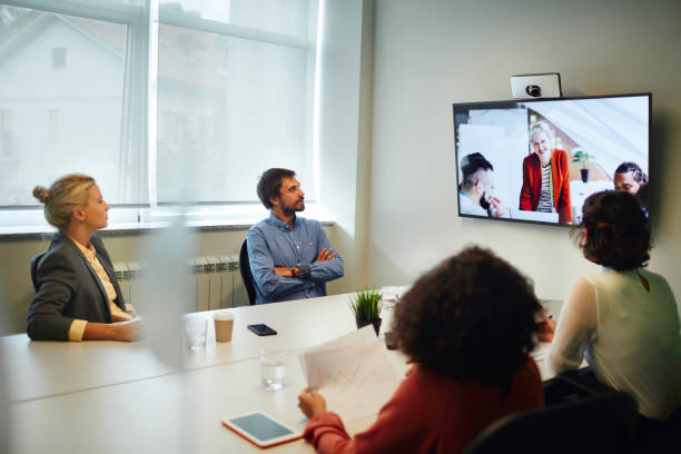 empresarios tener un video llamada - video conference camera fotografías e imágenes de stock