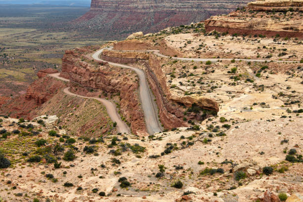 штат юта, сша: моки дагуэй с опасными серпантином - moki dugway стоковые фото и изображения