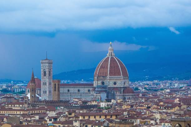 cathédrale de santa maria del fiore (duomo) dans la soirée. duomo de florence avec un ciel bleu foncé dramatique. paysage de florence, vue depuis la piazzale michelangelo. florence, italie. - dramatic sky duomo santa maria del fiore piazzale michelangelo florence italy photos et images de collection