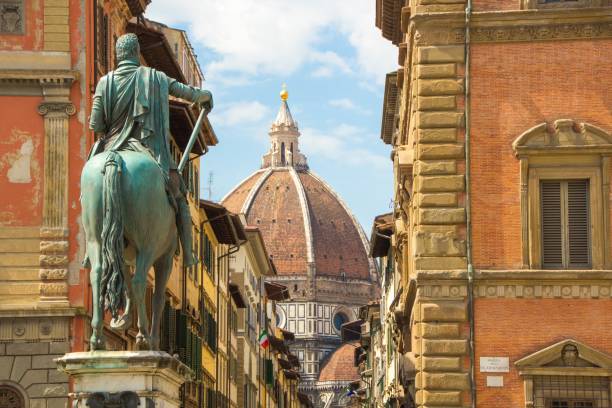 catedral de santa maria del fiore e monumento de cosimo de médici. vista a partir da piazza da santissima annunziata. belo dia de sol em florença, itália. - florence italy italy sky cathedral - fotografias e filmes do acervo