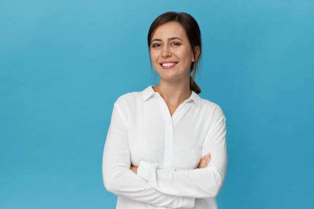 retrato de estúdio de empresária. mulher de confiança no elegante camisa branca isolada em azul - white women - fotografias e filmes do acervo