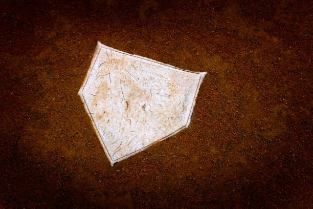 home plate di baseball base ball homeplate che rappresenta la competizione sportiva americana - baseball base baseball diamond field foto e immagini stock