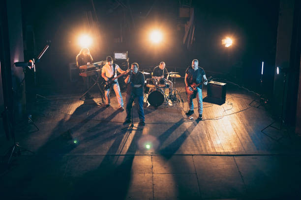 rock and rollowy zespół wykonujący muzykę hard rockową na scenie - indie rock zdjęcia i obrazy z banku zdjęć
