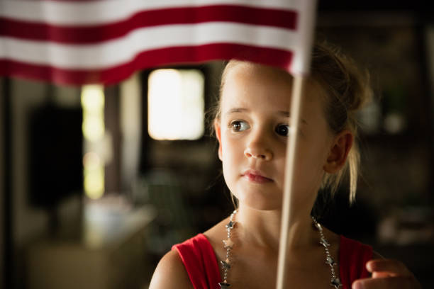 jeune fille agitant un drapeau américain - parade of homes photos et images de collection