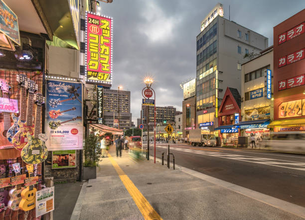 район очаномидзу в токио недалеко от университета мэйдзи, главная улица которого известна как guitar street, которая расположена с обеих сторон с - main street audio стоковые фото и изображения