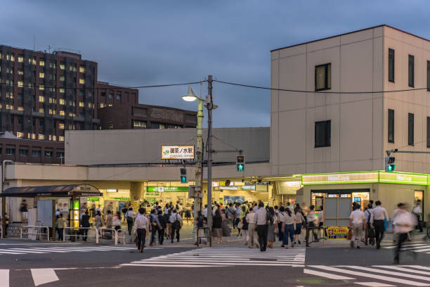 станция очаномидзу в токио недалеко от университета мэйдзи, главная улица которого известна как guitar street, которая расположена с обеих сторо� - main street audio стоковые фото и изображения