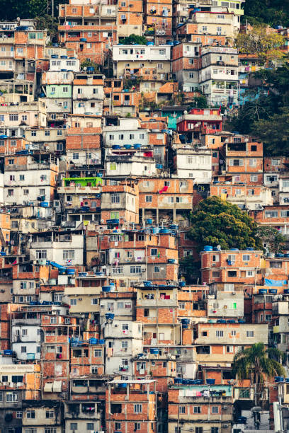 리오 데 자네이 루 빈민가 산에 - slum rio de janeiro poverty brazil 뉴스 사진 이미지