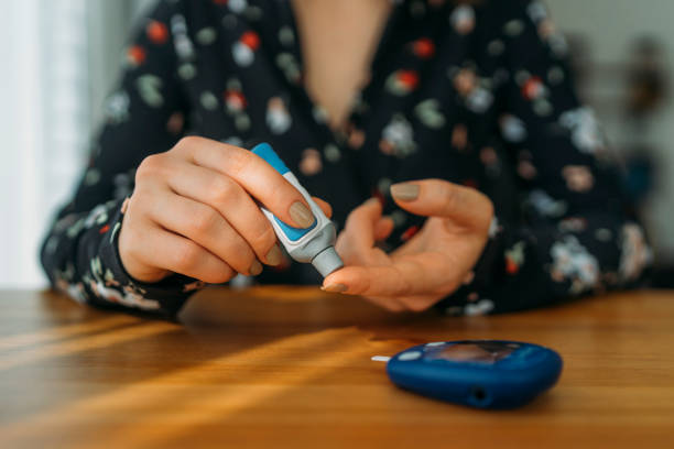 diabetes, fazendo a medição de glicose do sangue - insulina - fotografias e filmes do acervo