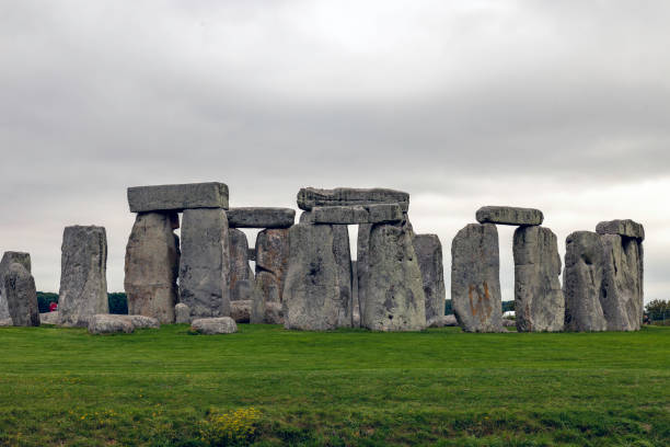 stonehenge sotto un moody sky - proprio come dovrebbe essere - stonehenge ancient civilization religion archaeology foto e immagini stock