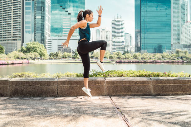 mujer joven haciendo ejercicio en la ciudad - lake asia young women beautiful people fotografías e imágenes de stock