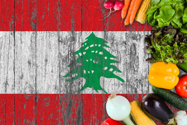 テーブルにレバノンからの新鮮な野菜。��木製の旗の背景に料理のコンセプトです。 - lebanese flag ストックフォトと画像