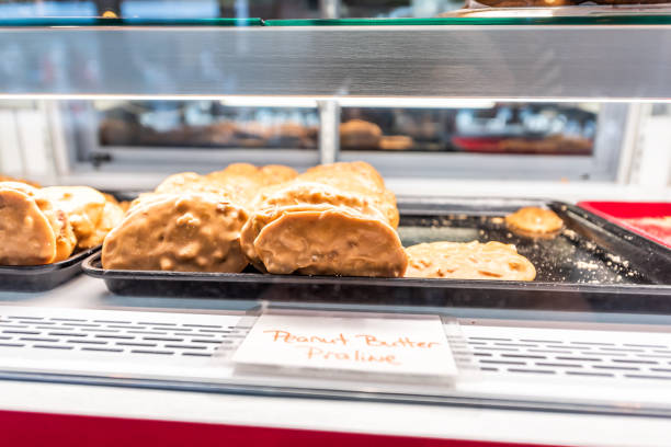 znak dla peanut butter pralines deser na wystawie w kawiarni piekarni taca za szklanym oknem słynne francuskie ciasteczka - 11905 zdjęcia i obrazy z banku zdjęć