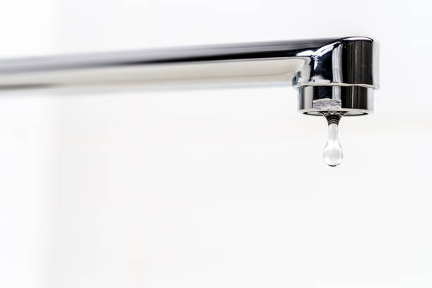 水道の蛇口からきれいな水の滴を滴下します。 - faucet water drop savings ストックフォトと画像