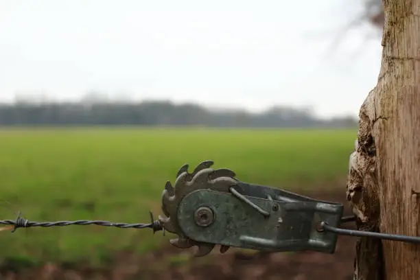 Wire tensioner for the barbed wire on a pasture pole