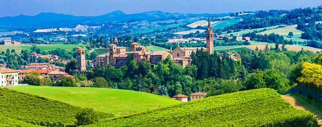 Paisaje y pueblo medieval Castelvetro di Modena en Emiglia Romagna, Italia photo