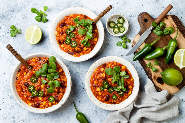 wegetariańskie chili con carne z soczewicą, fasolą, limonką, jalapeno. meksykańskie danie tradycyjne - meatless soup zdjęcia i obrazy z banku zdjęć