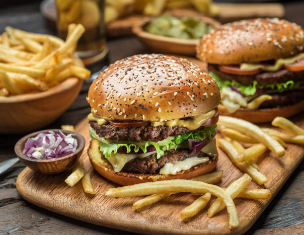 hamburgery i frytki. - barbecue beef close up multi colored zdjęcia i obrazy z banku zdjęć