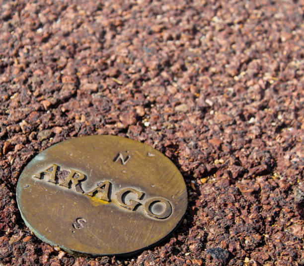 detail of the paris meridian sculpture - laton imagens e fotografias de stock