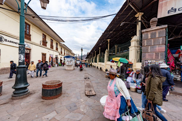 fotografii de stoc, fotografii și imagini scutite de redevențe cu piața san pedro de la plazoleta san pedro lângă santa clara street scene din cusco, peru (calle santa clara) - chinchero district