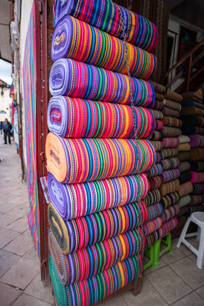 fotografii de stoc, fotografii și imagini scutite de redevențe cu santa clara street scene în cusco, peru (calle santa clara) - chinchero district