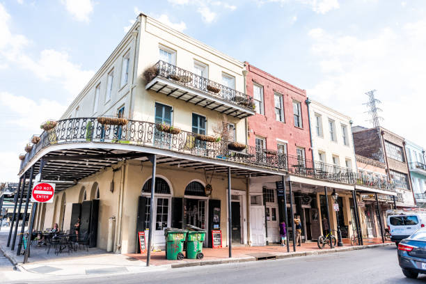 alte stadt decatur straße in louisiana berühmte stadt mit speichert geschäfte bei sonnigen morgen tag und gusseisen-ecke-gebäude - 11902 stock-fotos und bilder