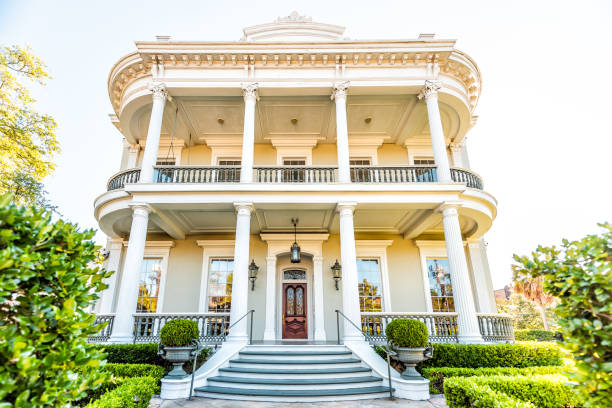 antigua calle jardín casco en louisiana famoso de la ciudad con la histórica casa amarilla blanca inmobiliaria - southern mansion fotografías e imágenes de stock