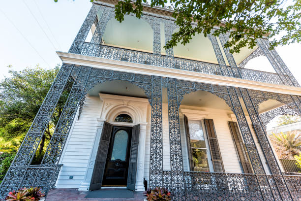 alte straße historische garden district in louisiana berühmte stadt mit immobilien historischen weißen antebellum gusseisen balkon haus closeup - southern usa house south mansion stock-fotos und bilder