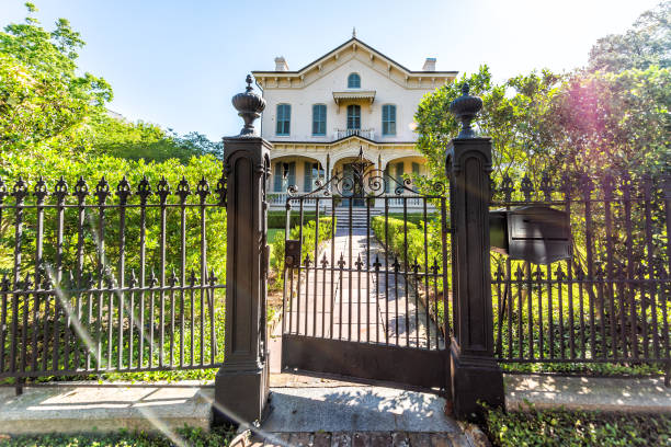 vecchio storico quartiere garden nella famosa città della louisiana con casa storica immobiliare e prato verde con cancello e bagliore del sole - 11874 foto e immagini stock